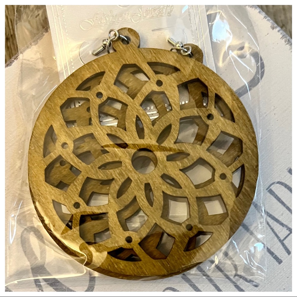 Fabulous boho chic Wood Round Earrings - Picture 4 of 4